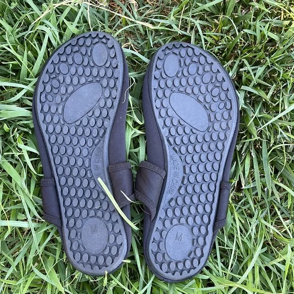Water Shoes/No Shoes - Picture 2 of 5